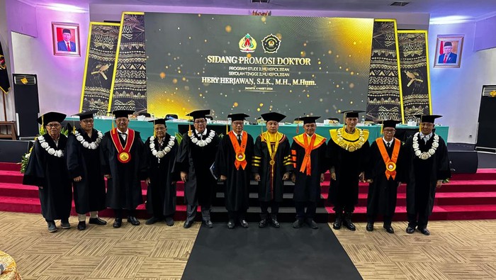 Irjen Herry Heryawan meraih gelar doktor dalam sidang disertasi.