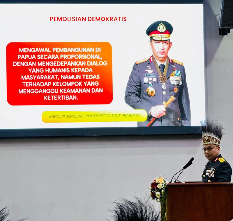 Irjen Herry Heryawan meraih gelar doktor dalam sidang disertasi.