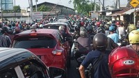 Ekor kemacetan diperkirakan mencapai 3 kilometer. Banyak pengendara yang mematikan mesin karena macet parah.