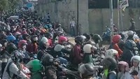 Pantauan detikJatim, kemacetan terjadi sejak pukul 06.30 WIB.
