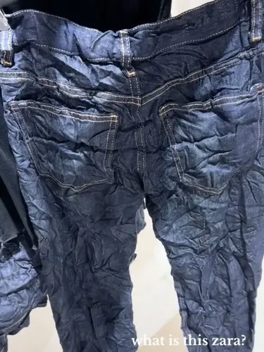 Jeans Zara dengan efek berkerut.