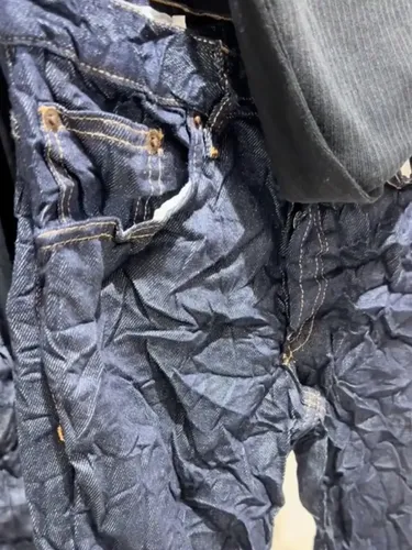 Jeans Zara dengan efek berkerut.