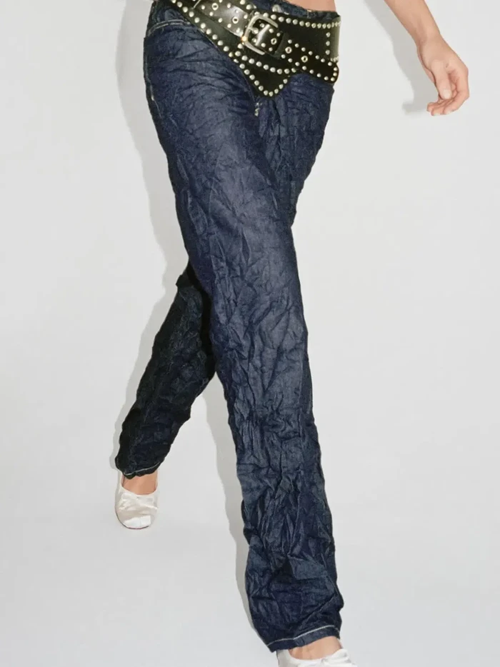 Jeans Zara dengan efek berkerut.