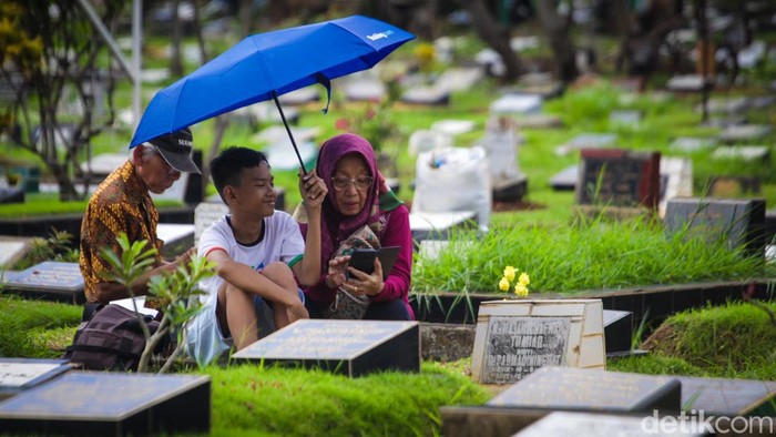 Warga berziarah ke TPU Karet Bivak, Jakarta Pusat, Senin (4/3/2024).