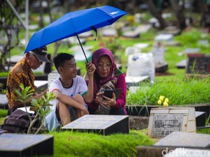 Tata Cara Ziarah Kubur bagi Wanita Haid, Lengkap Adab yang Perlu Diketahui