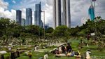 Jelang Ramadan, Warga Ziarah Kubur ke TPU Karet Bivak