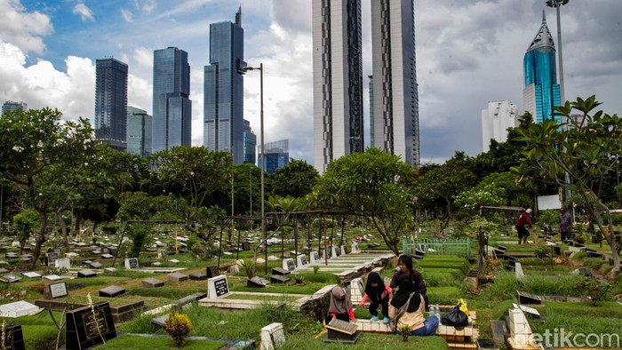Warga berziarah ke TPU Karet Bivak, Jakarta Pusat, Senin (4/3/2024).