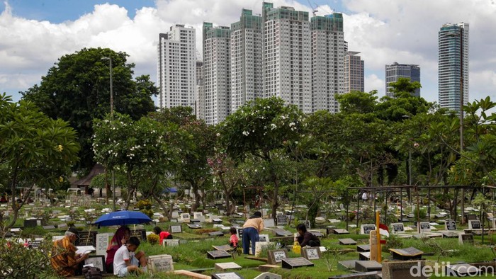 Warga berziarah ke TPU Karet Bivak, Jakarta Pusat, Senin (4/3/2024).