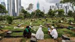 Jelang Ramadan, Warga Ziarah Kubur ke TPU Karet Bivak