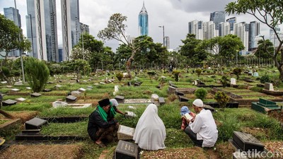 Jelang Ramadan, Warga Ziarah Kubur ke TPU Karet Bivak