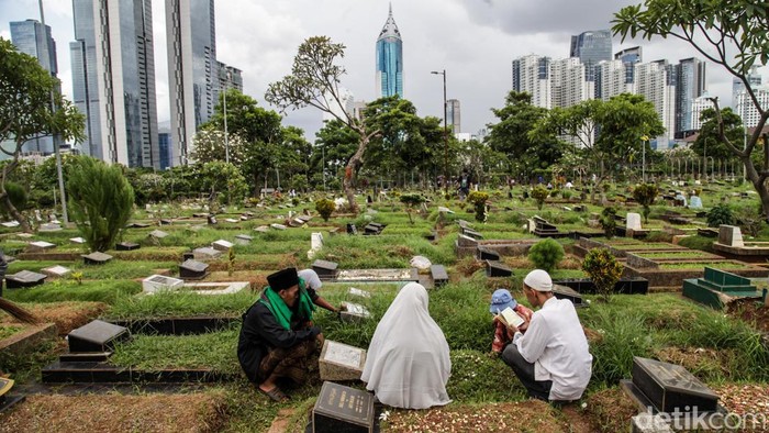 Warga berziarah ke TPU Karet Bivak, Jakarta Pusat, Senin (4/3/2024).