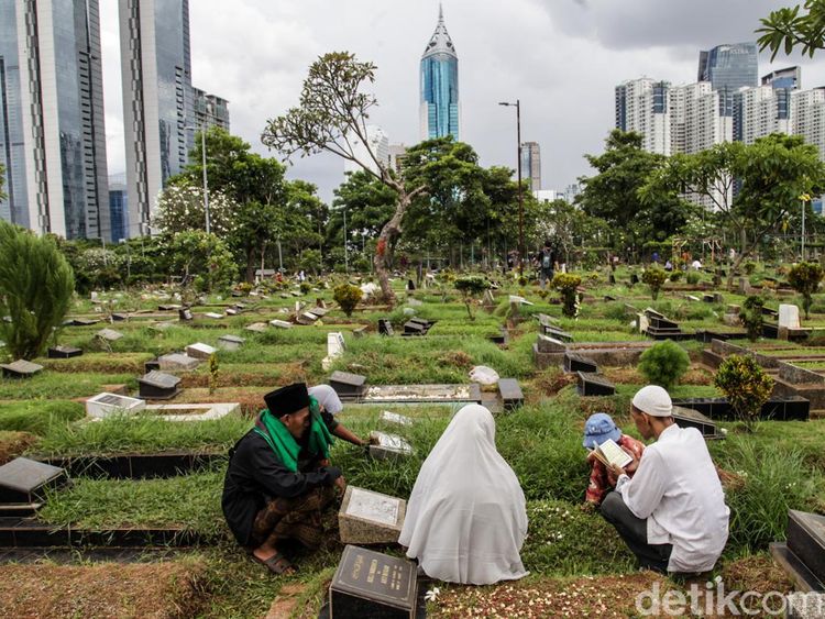 Jelang Ramadan, Warga Ziarah Kubur ke TPU Karet Bivak