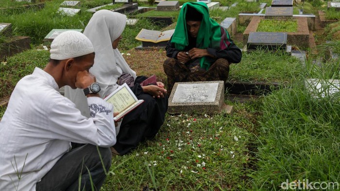 Warga berziarah ke TPU Karet Bivak, Jakarta Pusat, Senin (4/3/2024).