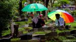 Jelang Ramadan, Warga Ziarah Kubur ke TPU Karet Bivak