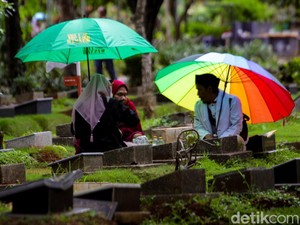 Jelang Ramadan, TPU Karet Bivak Ramai Peziarah