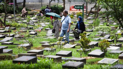 Warga berziarah ke TPU Karet Bivak, Jakarta Pusat, Senin (4/3/2024).