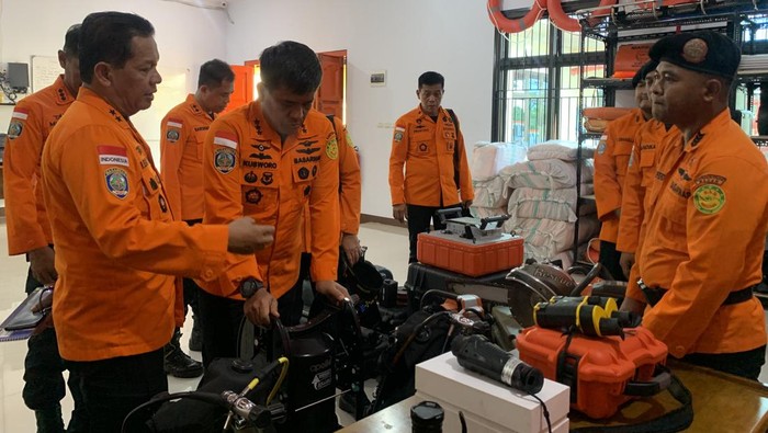 Kabasarnas Kusworo saat mengecek perlengkapan peralatan di Basarnas Medan. (Kartika Sari/detikSumut)