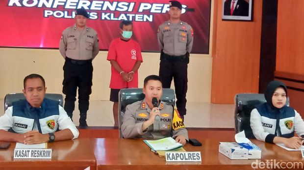 Tersangka Suyadi, pembunuh Kakek Harto dihadirkan di Mapolres Klaten saat konferensi pers Senin (4/3/2024).
