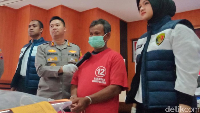 Tersangka Suyadi, pembunuh Kakek Harto dihadirkan di Mapolres Klaten saat konferensi pers Senin (4/3/2024).