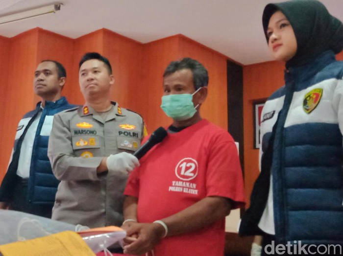 Tersangka Suyadi, pembunuh Kakek Harto dihadirkan di Mapolres Klaten saat konferensi pers Senin (4/3/2024).