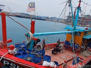 Momen Penangkapan Kapal Ikan Asing Berbendera Malaysia di Selat Malaka