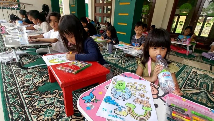 Kelola Sampah Berkelanjutan dengan Bank Sampah Produsen air minum dalam kemasan (AMDK) Le Minerale terus mendukung upaya masyarakat dalam menjalankan program Gerakan Ekonomi Sirkular Nasional (GESN).