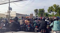 Kemacetan juga melanda pintu masuk Pondok Benowo Indah (PBI) di Jalan Babat Jerawat. Warga yang hendak keluar dari PBI mengeluhkan lalu lintas yang tidak bergerak sejak pukul 06.30 WIB.