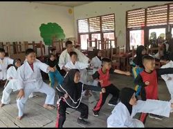 Bripka Nuryadi Latih Karate Anak-anak Pesisir Banyuasin Agar Tak Putus Sekolah