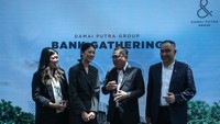 Dari Kanan: Chief Marketing Officer Binsar Pandiangan, Chief Executive Officer Alim Gunadi, Vice Chairman Catherine Gunawan dan Chief Finance Officer Lenny Wijaya pada saat acara Bank Gathering yang di selenggarakan oleh Damai Putra Group guna mendorong generasi millenials untuk beli properti  berlangsung di Lucy in the Sky, SCBD, Jakarta, Senin (4/3/2024).