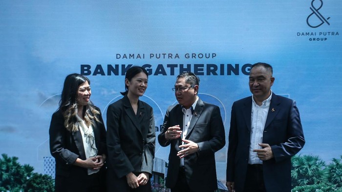Kerjasama untuk Mendorong Millenial Punya Rumah Impian Dari Kanan: Chief Marketing Officer Binsar Pandiangan, Chief Executive Officer Alim Gunadi, Vice Chairman Catherine Gunawan dan Chief Finance Officer Lenny Wijaya pada saat acara Bank Gathering yang di selenggarakan oleh Damai Putra Group guna mendorong generasi millenials untuk beli properti berlangsung di Lucy in the Sky, SCBD, Jakarta, Senin (4/3/2024).