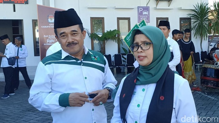 Ketua DPC PKB Kabupaten Blitar Rini Syarifah (kanan)
