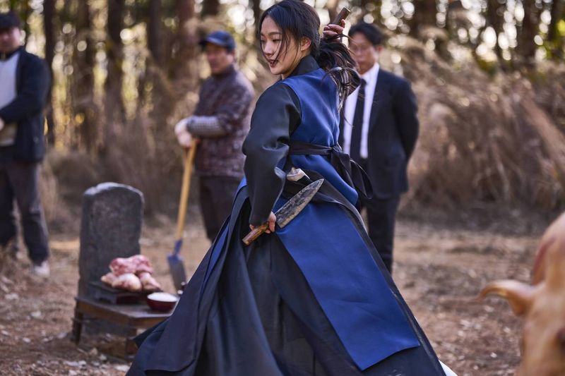 Kim Go Eun dalam film Exhuma