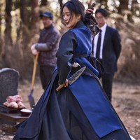 Kim Go Eun menampilkan akting apik dalam film horror Exhuma. Bintang drama Korea Yumi’s Cells itu bertransformasi jadi dukun sakti, memecahkan kasus keluarga yang dihantui roh jahat dan mengerikan. Foto: dok. Showbox