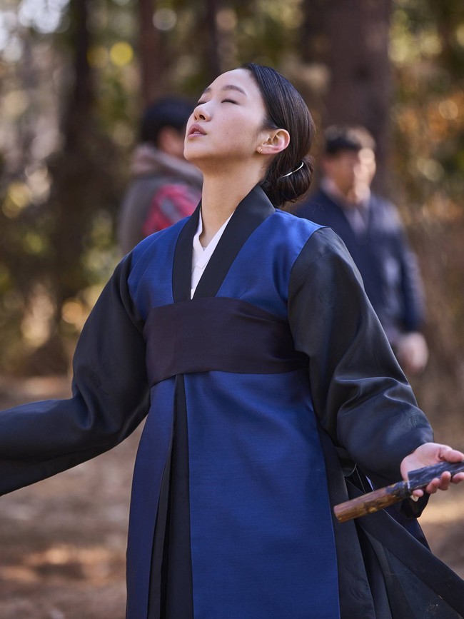 Dalam sejumlah adegan ritual, Kim Go Eun tampil dalam balutan hanbok (baju tradisional Korea Selatan) berwarna gelap. Foto: dok. Showbox