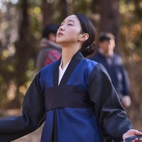 Dalam sejumlah adegan ritual, Kim Go Eun tampil dalam balutan hanbok (baju tradisional Korea Selatan) berwarna gelap. Foto: dok. Showbox