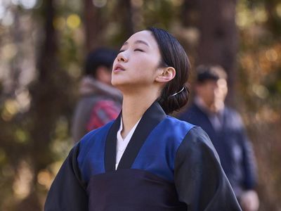 7 Gaya Kim Go Eun Jadi Dukun di Film Exhuma, Komat-Kamit Bikin Merinding