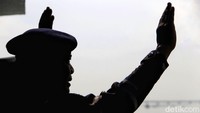 Pangkoarmada II TNI AL Laksdya Denih Hendrata melambaikan tangan kepada seluruh pasukan usai melakukan inspeksi kapal perang.