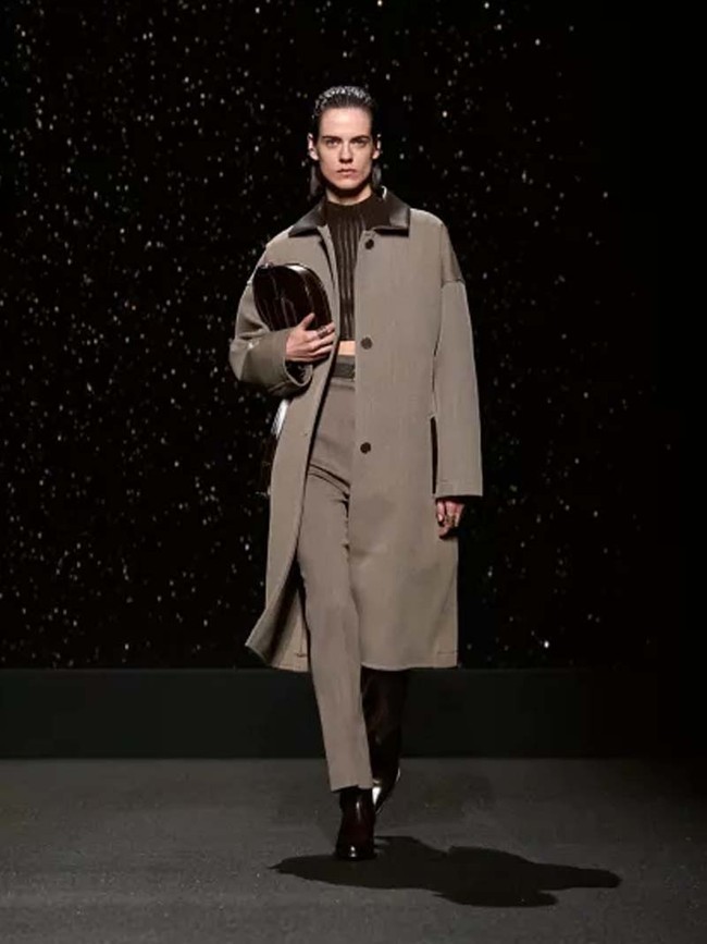 Inilah koleksi terbaru Hermes Fall/Winter 2024. Desainer Hermes, Nadège Vanhee, banyak menghadirkan busana dari kulit yang terinspirasi para pengendara motor dan mereka yang berkuda. Busana kulit Hermes hadir dalam desain elegan yang timeless. Foto: Dok. Hermes.
