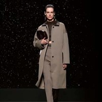 Inilah koleksi terbaru Hermes Fall/Winter 2024. Desainer Hermes, Nadège Vanhee, banyak menghadirkan busana dari kulit yang terinspirasi para pengendara motor dan mereka yang berkuda. Busana kulit Hermes hadir dalam desain elegan yang timeless. Foto: Dok. Hermes.