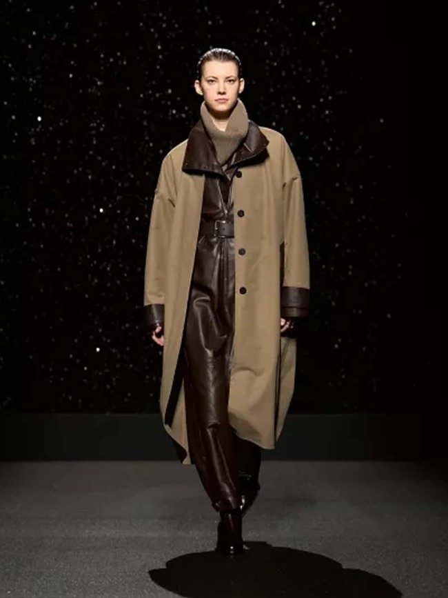Inilah koleksi terbaru Hermes Fall/Winter 2024. Desainer Hermes, Nadège Vanhee, banyak menghadirkan busana dari kulit yang terinspirasi para pengendara motor dan mereka yang berkuda. Busana kulit Hermes hadir dalam desain elegan yang timeless. Foto: Dok. Hermes.