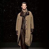 Inilah koleksi terbaru Hermes Fall/Winter 2024. Desainer Hermes, Nadège Vanhee, banyak menghadirkan busana dari kulit yang terinspirasi para pengendara motor dan mereka yang berkuda. Busana kulit Hermes hadir dalam desain elegan yang timeless. Foto: Dok. Hermes.