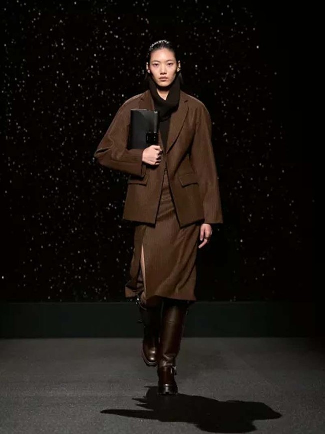 Inilah koleksi terbaru Hermes Fall/Winter 2024. Desainer Hermes, Nadège Vanhee, banyak menghadirkan busana dari kulit yang terinspirasi para pengendara motor dan mereka yang berkuda. Busana kulit Hermes hadir dalam desain elegan yang timeless. Foto: Dok. Hermes.