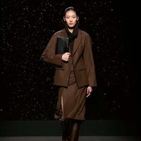 Inilah koleksi terbaru Hermes Fall/Winter 2024. Desainer Hermes, Nadège Vanhee, banyak menghadirkan busana dari kulit yang terinspirasi para pengendara motor dan mereka yang berkuda. Busana kulit Hermes hadir dalam desain elegan yang timeless. Foto: Dok. Hermes.