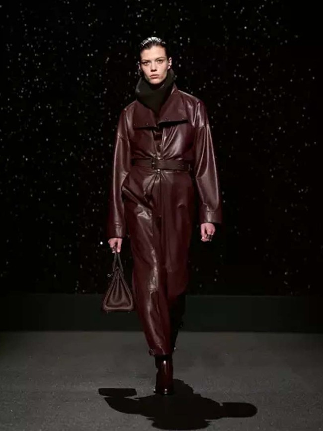 Inilah koleksi terbaru Hermes Fall/Winter 2024. Desainer Hermes, Nadège Vanhee, banyak menghadirkan busana dari kulit yang terinspirasi para pengendara motor dan mereka yang berkuda. Busana kulit Hermes hadir dalam desain elegan yang timeless. Foto: Dok. Hermes.