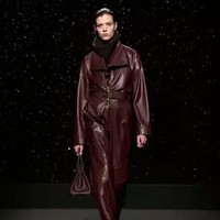 Inilah koleksi terbaru Hermes Fall/Winter 2024. Desainer Hermes, Nadège Vanhee, banyak menghadirkan busana dari kulit yang terinspirasi para pengendara motor dan mereka yang berkuda. Busana kulit Hermes hadir dalam desain elegan yang timeless. Foto: Dok. Hermes.