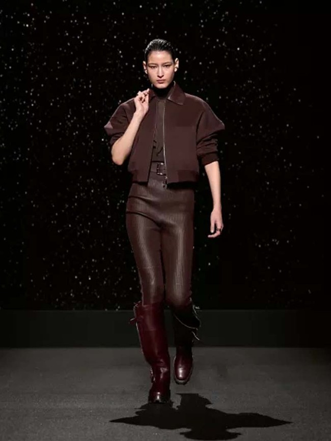 Inilah koleksi terbaru Hermes Fall/Winter 2024. Desainer Hermes, Nadège Vanhee, banyak menghadirkan busana dari kulit yang terinspirasi para pengendara motor dan mereka yang berkuda. Busana kulit Hermes hadir dalam desain elegan yang timeless. Foto: Dok. Hermes.