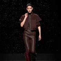 Inilah koleksi terbaru Hermes Fall/Winter 2024. Desainer Hermes, Nadège Vanhee, banyak menghadirkan busana dari kulit yang terinspirasi para pengendara motor dan mereka yang berkuda. Busana kulit Hermes hadir dalam desain elegan yang timeless. Foto: Dok. Hermes.