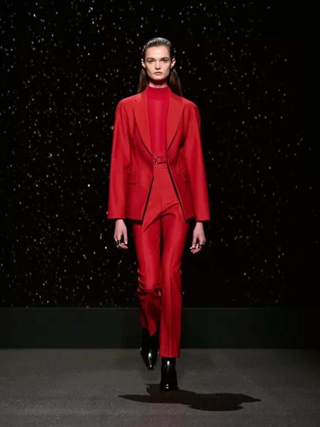 Inilah koleksi terbaru Hermes Fall/Winter 2024. Desainer Hermes, Nadège Vanhee, banyak menghadirkan busana dari kulit yang terinspirasi para pengendara motor dan mereka yang berkuda. Busana kulit Hermes hadir dalam desain elegan yang timeless. Foto: Dok. Hermes.