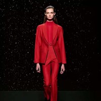 Inilah koleksi terbaru Hermes Fall/Winter 2024. Desainer Hermes, Nadège Vanhee, banyak menghadirkan busana dari kulit yang terinspirasi para pengendara motor dan mereka yang berkuda. Busana kulit Hermes hadir dalam desain elegan yang timeless. Foto: Dok. Hermes.