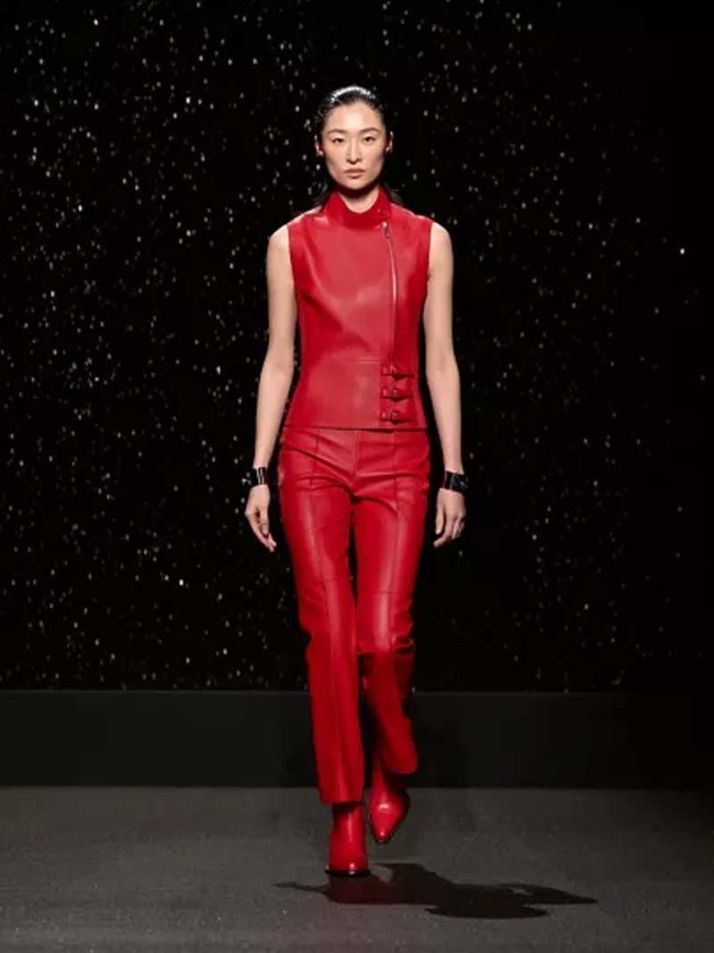 Inilah koleksi terbaru Hermes Fall/Winter 2024. Desainer Hermes, Nadège Vanhee, banyak menghadirkan busana dari kulit yang terinspirasi para pengendara motor dan mereka yang berkuda. Busana kulit Hermes hadir dalam desain elegan yang timeless. Foto: Dok. Hermes.